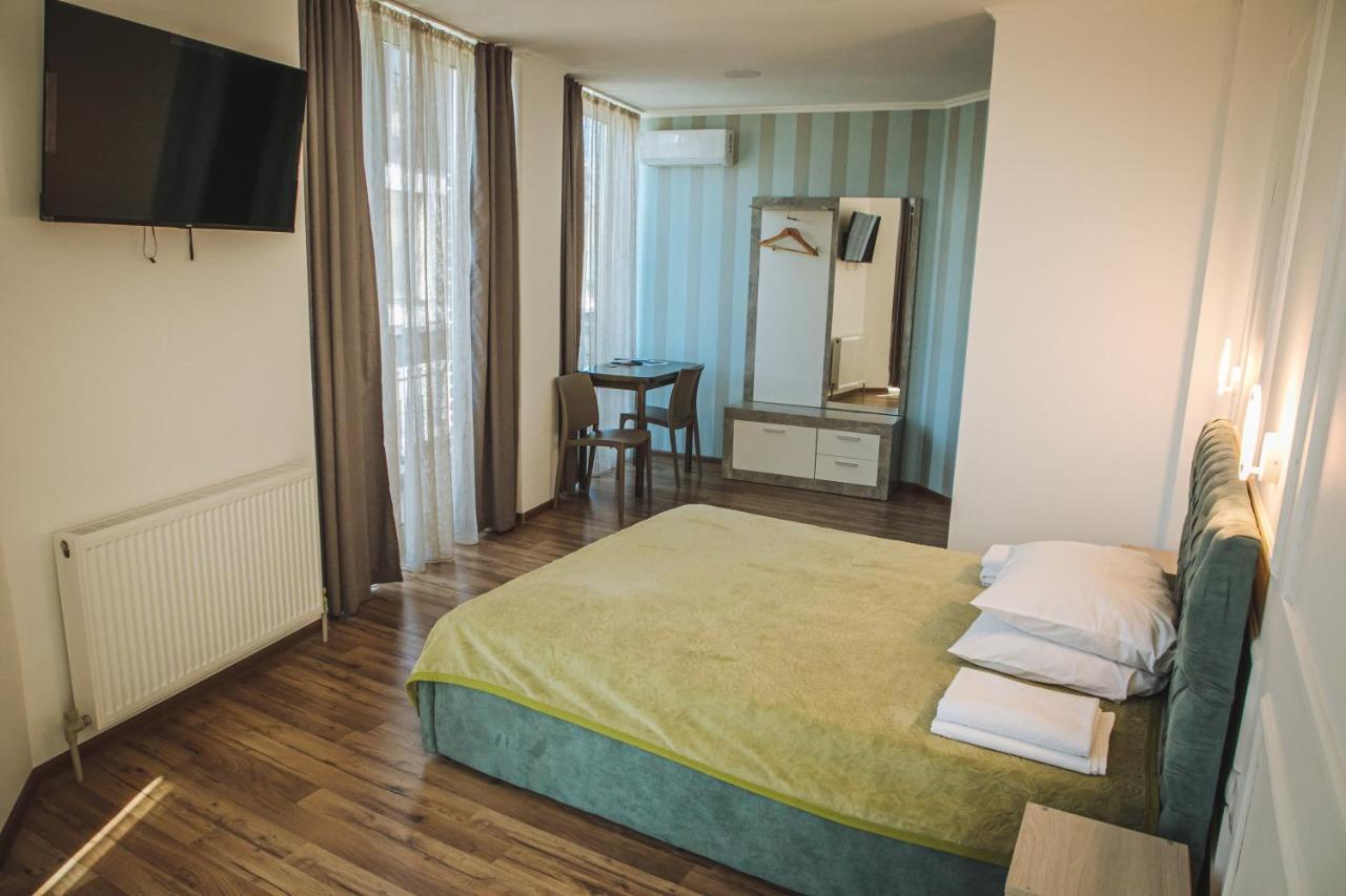 Alina Hotel & Hostel Uzjhorod Eksteriør bilde