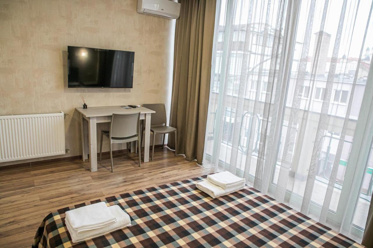 Alina Hotel & Hostel Uzjhorod Eksteriør bilde