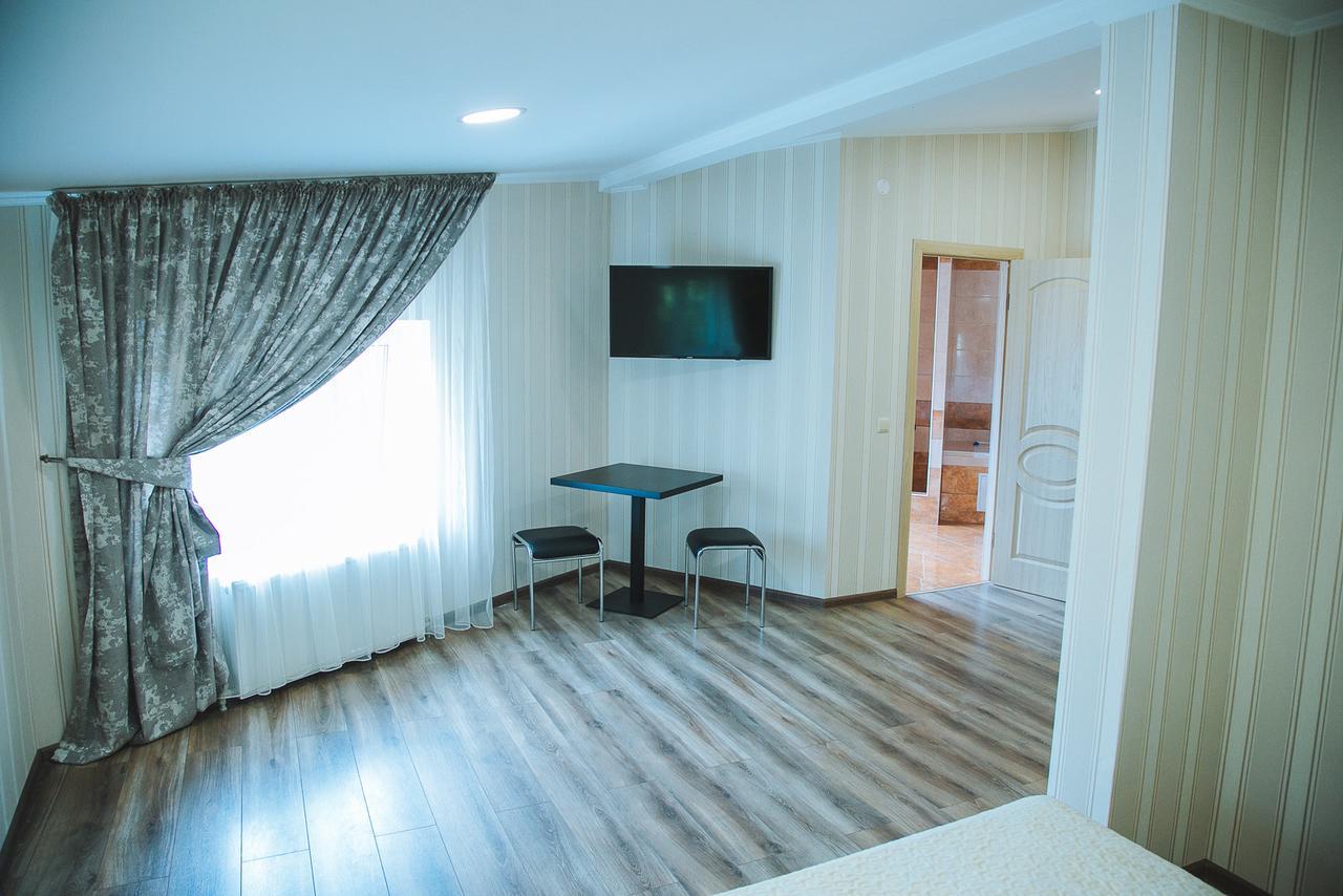 Alina Hotel & Hostel Uzjhorod Eksteriør bilde