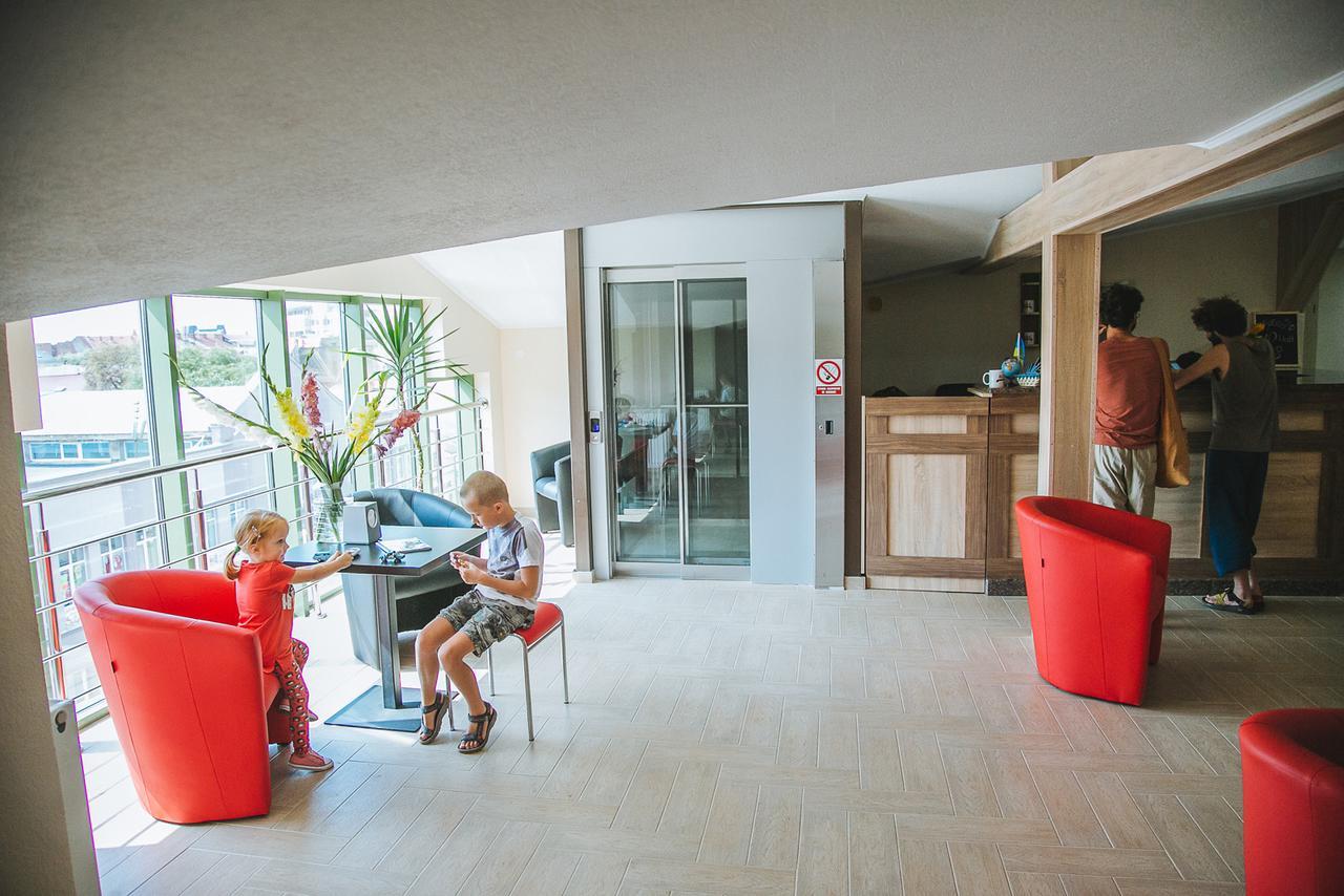 Alina Hotel & Hostel Uzjhorod Eksteriør bilde